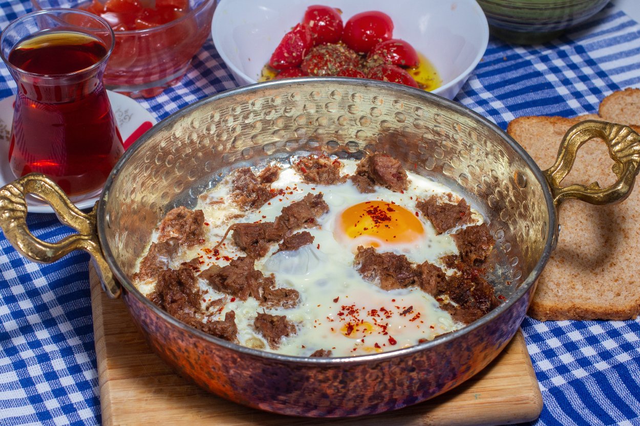 Sahanda Kavurmali Yumurta