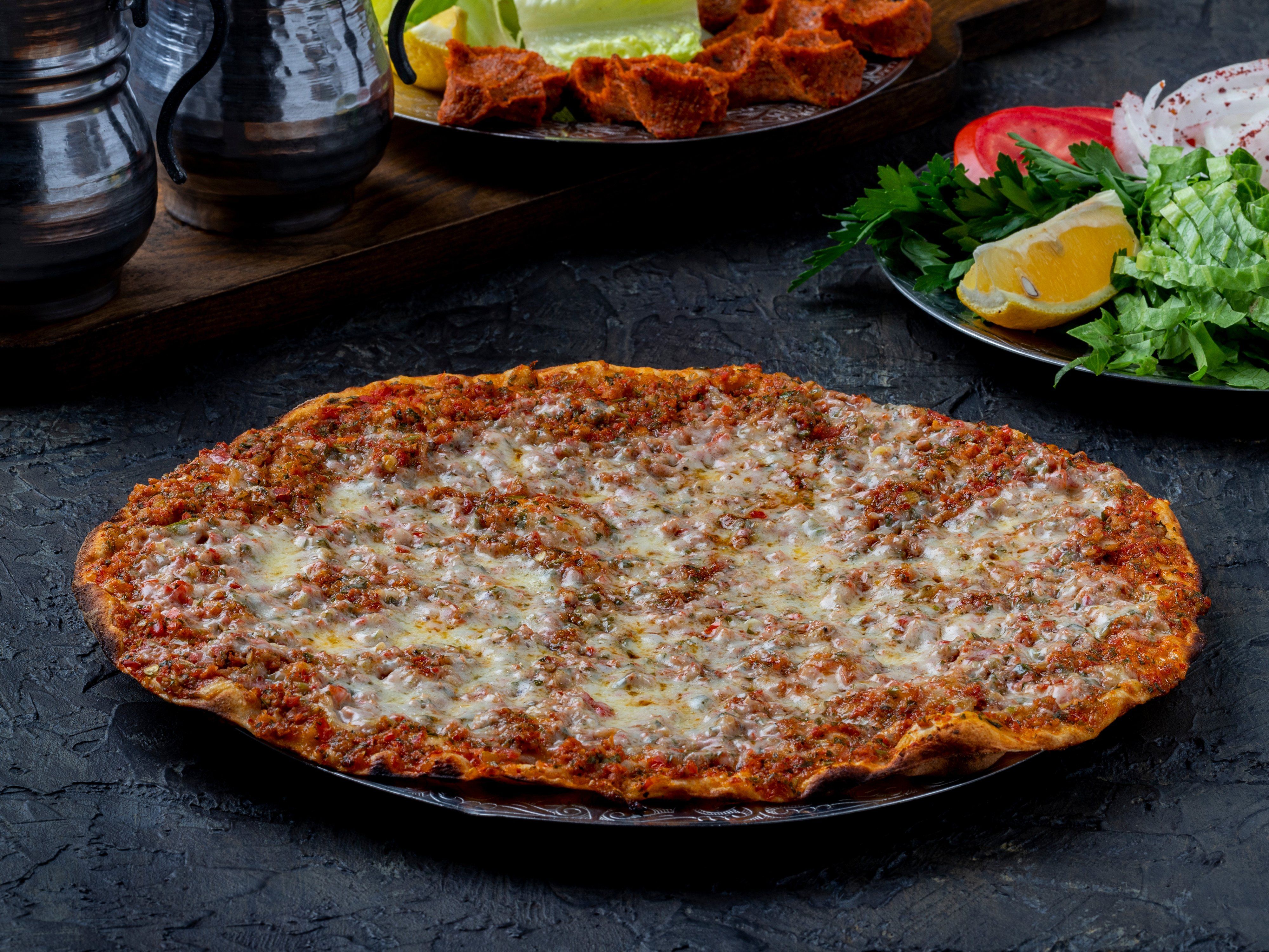 kiymali kaşarlı lahmacun